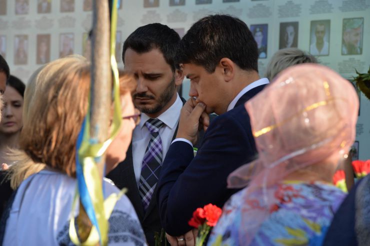 Новообрані народні депутати від партії «Слуга Народу» вшанували пам’ять Героїв Небесної Сотні. Перед початком першого засідання Верховної Ради 9-го скликання вони поклали квіти пам’яті у місцях наймасовіших розстрілів учасників Революції Гідності. Дмитро Разумков 