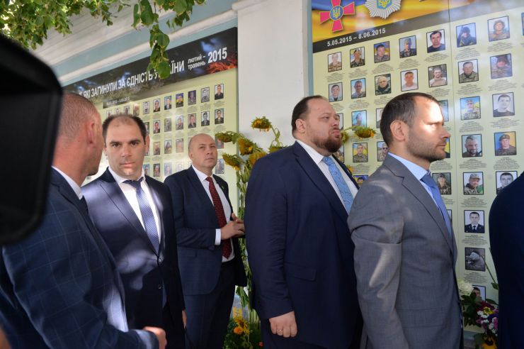 Новообрані народні депутати від партії «Слуга Народу» вшанували пам’ять Героїв Небесної Сотні. Перед початком першого засідання Верховної Ради 9-го скликання вони поклали квіти пам’яті у місцях наймасовіших розстрілів учасників Революції Гідності. Стефанчук