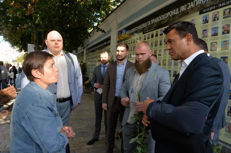 Новообрані народні депутати від партії «Слуга Народу» вшанували пам’ять Героїв Небесної Сотні. Перед початком першого засідання Верховної Ради 9-го скликання вони поклали квіти пам’яті у місцях наймасовіших розстрілів учасників Революції Гідності
