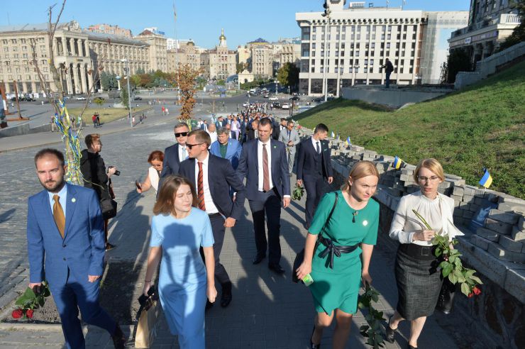 Новообрані народні депутати від партії «Слуга Народу» вшанували пам’ять Героїв Небесної Сотні. Перед початком першого засідання Верховної Ради 9-го скликання вони поклали квіти пам’яті у місцях наймасовіших розстрілів учасників Революції Гідності