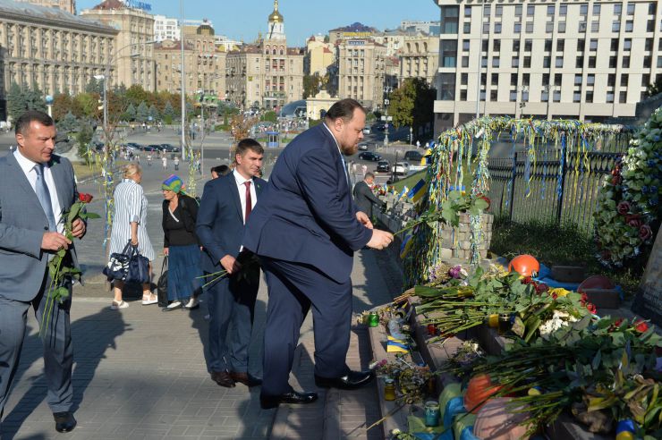 Новообрані народні депутати від партії «Слуга Народу» вшанували пам’ять Героїв Небесної Сотні. Перед початком першого засідання Верховної Ради 9-го скликання вони поклали квіти пам’яті у місцях наймасовіших розстрілів учасників Революції Гідності