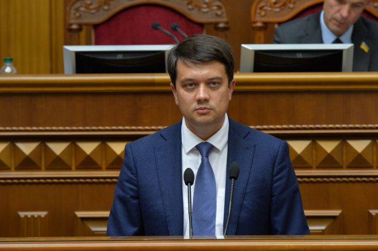 Перше засідання першої сесії Верховної Ради України дев’ятого скликання.

Головуючий повідомив, що для ведення пленарних засідань потрібно сформувати Тимчасову президію. Д.Разумков зазначив, що Тимчасова президія першої сесії складається із шести народних депутатів. До її складу входять Голова Підготовчої депутатської групи та по одному представникові від кожної політичної партії, між виборчими списками яких розподілено депутатські мандати.

Головою Верховної Ради України дев’ятого скликання обрано народного депутата Дмитра Разумкова. За це рішення проголосували 382 народних депутати.
