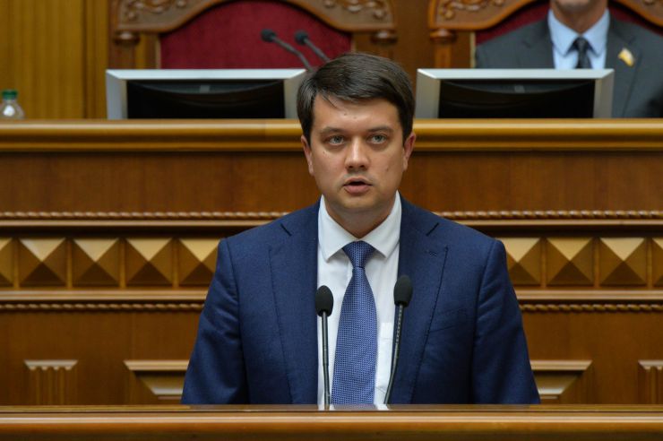 Перше засідання першої сесії Верховної Ради України дев’ятого скликання.

Головуючий повідомив, що для ведення пленарних засідань потрібно сформувати Тимчасову президію. Д.Разумков зазначив, що Тимчасова президія першої сесії складається із шести народних депутатів. До її складу входять Голова Підготовчої депутатської групи та по одному представникові від кожної політичної партії, між виборчими списками яких розподілено депутатські мандати.

Головою Верховної Ради України дев’ятого скликання обрано народного депутата Дмитра Разумкова. За це рішення проголосували 382 народних депутати.
