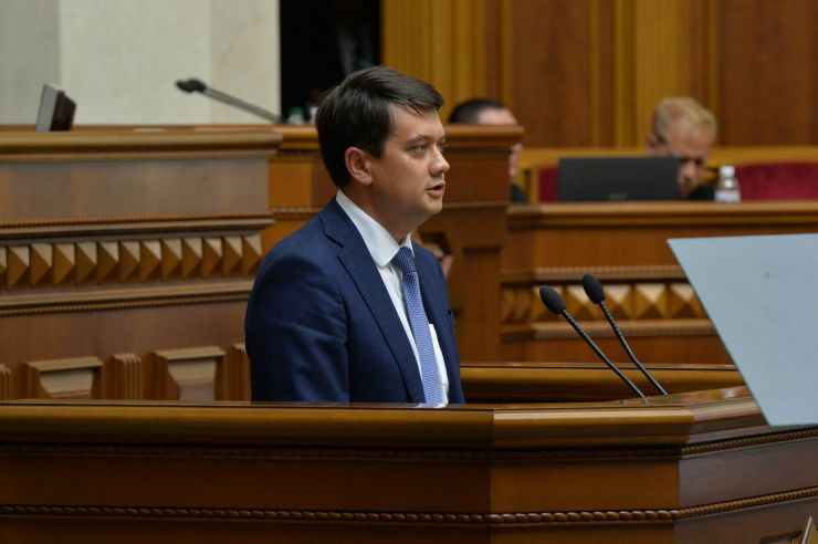 Перше засідання першої сесії Верховної Ради України дев’ятого скликання.

Головуючий повідомив, що для ведення пленарних засідань потрібно сформувати Тимчасову президію. Д.Разумков зазначив, що Тимчасова президія першої сесії складається із шести народних депутатів. До її складу входять Голова Підготовчої депутатської групи та по одному представникові від кожної політичної партії, між виборчими списками яких розподілено депутатські мандати.

Головою Верховної Ради України дев’ятого скликання обрано народного депутата Дмитра Разумкова. За це рішення проголосували 382 народних депутати.
