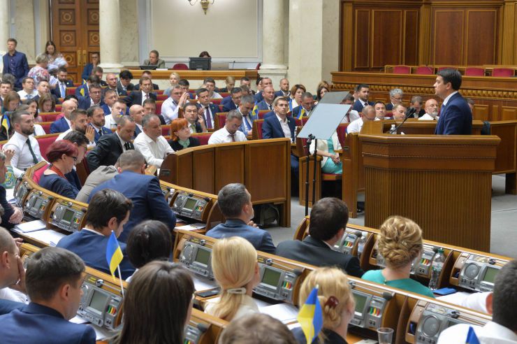 Перше засідання першої сесії Верховної Ради України дев’ятого скликання.

Головуючий повідомив, що для ведення пленарних засідань потрібно сформувати Тимчасову президію. Д.Разумков зазначив, що Тимчасова президія першої сесії складається із шести народних депутатів. До її складу входять Голова Підготовчої депутатської групи та по одному представникові від кожної політичної партії, між виборчими списками яких розподілено депутатські мандати.

Головою Верховної Ради України дев’ятого скликання обрано народного депутата Дмитра Разумкова. За це рішення проголосували 382 народних депутати.
