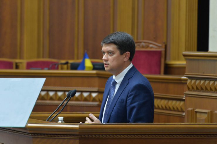Перше засідання першої сесії Верховної Ради України дев’ятого скликання.

Головуючий повідомив, що для ведення пленарних засідань потрібно сформувати Тимчасову президію. Д.Разумков зазначив, що Тимчасова президія першої сесії складається із шести народних депутатів. До її складу входять Голова Підготовчої депутатської групи та по одному представникові від кожної політичної партії, між виборчими списками яких розподілено депутатські мандати.

Головою Верховної Ради України дев’ятого скликання обрано народного депутата Дмитра Разумкова. За це рішення проголосували 382 народних депутати.
