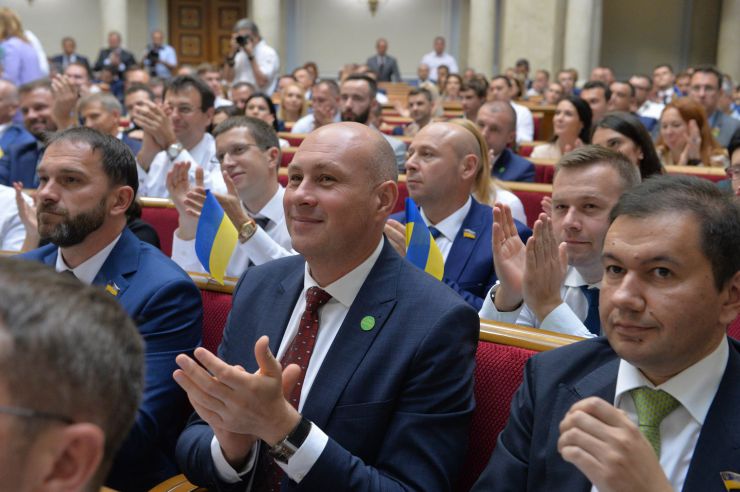 Перше засідання першої сесії Верховної Ради України дев’ятого скликання.

Головуючий повідомив, що для ведення пленарних засідань потрібно сформувати Тимчасову президію. Д.Разумков зазначив, що Тимчасова президія першої сесії складається із шести народних депутатів. До її складу входять Голова Підготовчої депутатської групи та по одному представникові від кожної політичної партії, між виборчими списками яких розподілено депутатські мандати.

Головою Верховної Ради України дев’ятого скликання обрано народного депутата Дмитра Разумкова. За це рішення проголосували 382 народних депутати.
