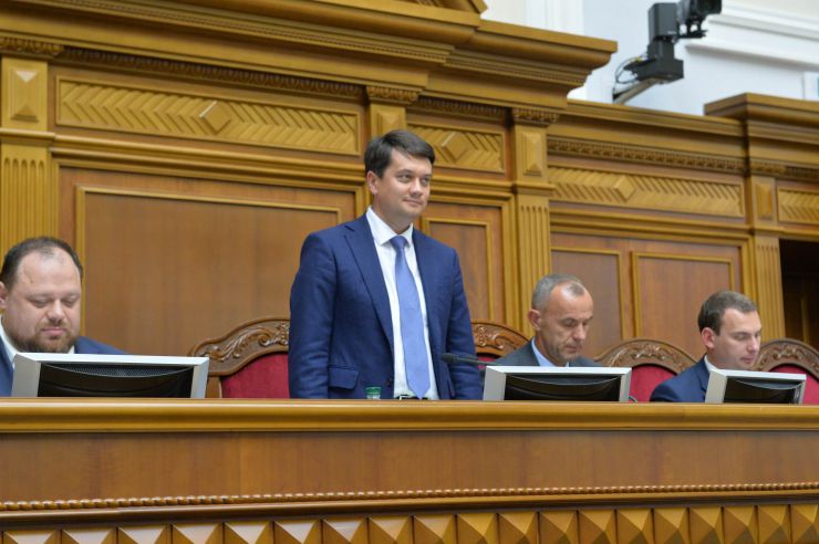Перше засідання першої сесії Верховної Ради України дев’ятого скликання.

Головуючий повідомив, що для ведення пленарних засідань потрібно сформувати Тимчасову президію. Д.Разумков зазначив, що Тимчасова президія першої сесії складається із шести народних депутатів. До її складу входять Голова Підготовчої депутатської групи та по одному представникові від кожної політичної партії, між виборчими списками яких розподілено депутатські мандати.

Головою Верховної Ради України дев’ятого скликання обрано народного депутата Дмитра Разумкова. За це рішення проголосували 382 народних депутати.
