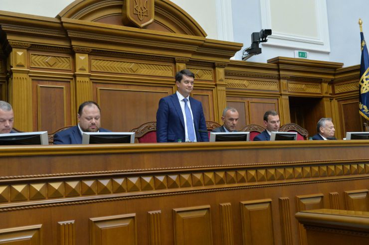 Перше засідання першої сесії Верховної Ради України дев’ятого скликання.

Головуючий повідомив, що для ведення пленарних засідань потрібно сформувати Тимчасову президію. Д.Разумков зазначив, що Тимчасова президія першої сесії складається із шести народних депутатів. До її складу входять Голова Підготовчої депутатської групи та по одному представникові від кожної політичної партії, між виборчими списками яких розподілено депутатські мандати.

Головою Верховної Ради України дев’ятого скликання обрано народного депутата Дмитра Разумкова. За це рішення проголосували 382 народних депутати. Стефанчук
