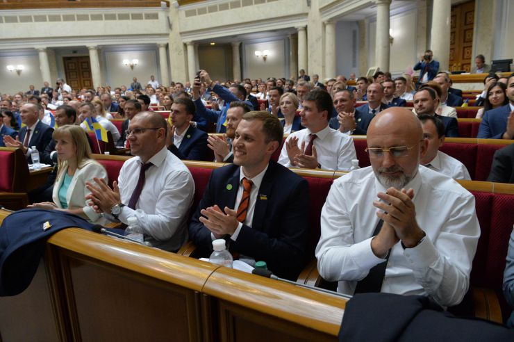 Перше засідання першої сесії Верховної Ради України дев’ятого скликання.

Головуючий повідомив, що для ведення пленарних засідань потрібно сформувати Тимчасову президію. Д.Разумков зазначив, що Тимчасова президія першої сесії складається із шести народних депутатів. До її складу входять Голова Підготовчої депутатської групи та по одному представникові від кожної політичної партії, між виборчими списками яких розподілено депутатські мандати.

Головою Верховної Ради України дев’ятого скликання обрано народного депутата Дмитра Разумкова. За це рішення проголосували 382 народних депутати.
