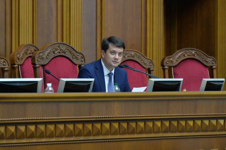 Перше засідання першої сесії Верховної Ради України дев’ятого скликання.

Головуючий повідомив, що для ведення пленарних засідань потрібно сформувати Тимчасову президію. Д.Разумков зазначив, що Тимчасова президія першої сесії складається із шести народних депутатів. До її складу входять Голова Підготовчої депутатської групи та по одному представникові від кожної політичної партії, між виборчими списками яких розподілено депутатські мандати.

Головою Верховної Ради України дев’ятого скликання обрано народного депутата Дмитра Разумкова. За це рішення проголосували 382 народних депутати.
