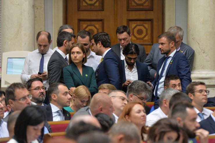 Перше засідання першої сесії Верховної Ради України дев’ятого скликання. Першим заступником Голови Верховної Ради дев'ятого скликання обрано члена фракції політичної партії 