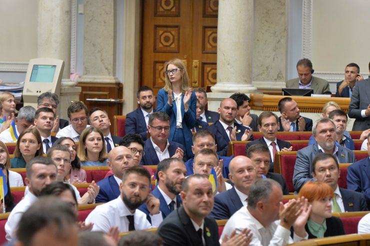 Перше засідання першої сесії Верховної Ради України дев’ятого скликання. Першим заступником Голови Верховної Ради дев'ятого скликання обрано члена фракції політичної партії 