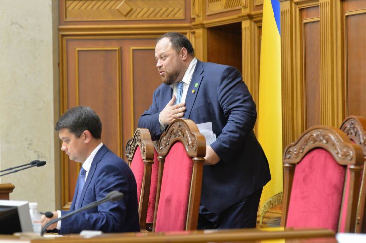 Перше засідання першої сесії Верховної Ради України дев’ятого скликання. Першим заступником Голови Верховної Ради дев'ятого скликання обрано члена фракції політичної партії 