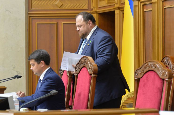 Перше засідання першої сесії Верховної Ради України дев’ятого скликання. Першим заступником Голови Верховної Ради дев'ятого скликання обрано члена фракції політичної партії 
