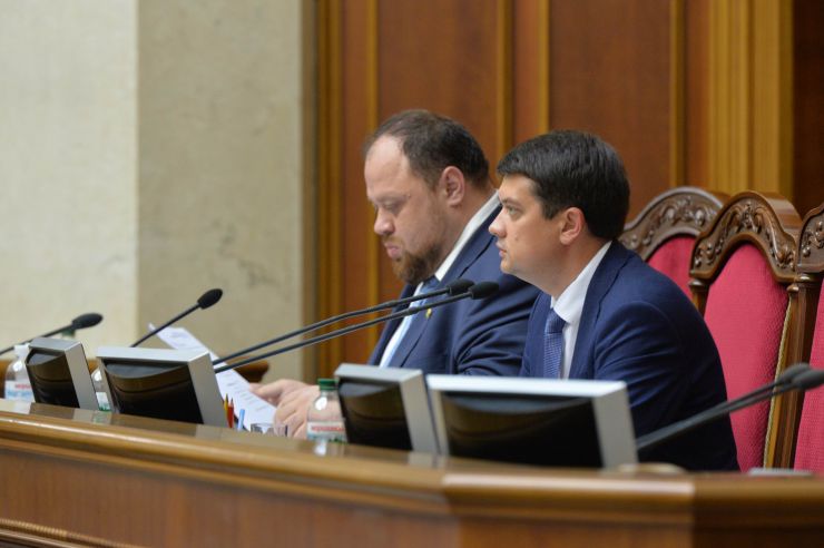 Перше засідання першої сесії Верховної Ради України дев’ятого скликання. Першим заступником Голови Верховної Ради дев'ятого скликання обрано члена фракції політичної партії 