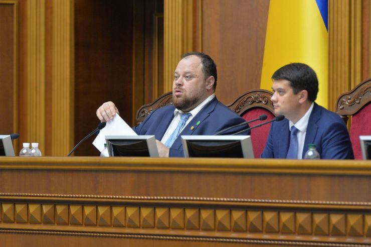 Перше засідання першої сесії Верховної Ради України дев’ятого скликання. Першим заступником Голови Верховної Ради дев'ятого скликання обрано члена фракції політичної партії 