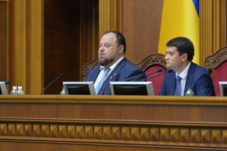 Перше засідання першої сесії Верховної Ради України дев’ятого скликання. Першим заступником Голови Верховної Ради дев'ятого скликання обрано члена фракції політичної партії 