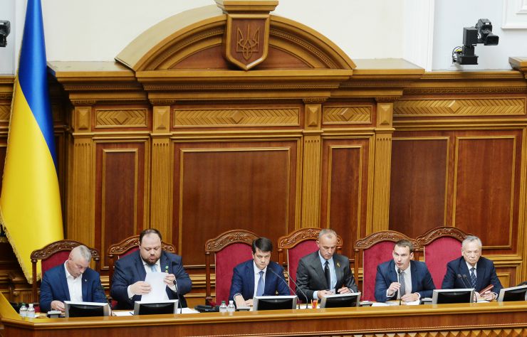 Перше засідання першої сесії Верховної Ради України дев’ятого скликання.

Головуючий повідомив, що для ведення пленарних засідань потрібно сформувати Тимчасову президію. Д.Разумков зазначив, що Тимчасова президія першої сесії складається із шести народних депутатів. До її складу входять Голова Підготовчої депутатської групи та по одному представникові від кожної політичної партії, між виборчими списками яких розподілено депутатські мандати.

Головою Верховної Ради України дев’ятого скликання обрано народного депутата Дмитра Разумкова. За це рішення проголосували 382 народних депутати.

Першим заступником Голови Верховної Ради дев'ятого скликання обрано члена фракції політичної партії 