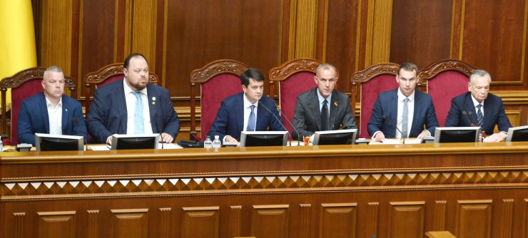 Перше засідання першої сесії Верховної Ради України дев’ятого скликання.

Головуючий повідомив, що для ведення пленарних засідань потрібно сформувати Тимчасову президію. Д.Разумков зазначив, що Тимчасова президія першої сесії складається із шести народних депутатів. До її складу входять Голова Підготовчої депутатської групи та по одному представникові від кожної політичної партії, між виборчими списками яких розподілено депутатські мандати.

Головою Верховної Ради України дев’ятого скликання обрано народного депутата Дмитра Разумкова. За це рішення проголосували 382 народних депутати.

Першим заступником Голови Верховної Ради дев'ятого скликання обрано члена фракції політичної партії 