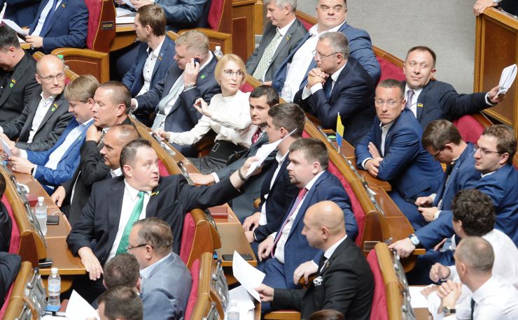 Перше засідання першої сесії Верховної Ради України дев’ятого скликання.

Головуючий повідомив, що для ведення пленарних засідань потрібно сформувати Тимчасову президію. Д.Разумков зазначив, що Тимчасова президія першої сесії складається із шести народних депутатів. До її складу входять Голова Підготовчої депутатської групи та по одному представникові від кожної політичної партії, між виборчими списками яких розподілено депутатські мандати.

Головою Верховної Ради України дев’ятого скликання обрано народного депутата Дмитра Разумкова. За це рішення проголосували 382 народних депутати.

Першим заступником Голови Верховної Ради дев'ятого скликання обрано члена фракції політичної партії 