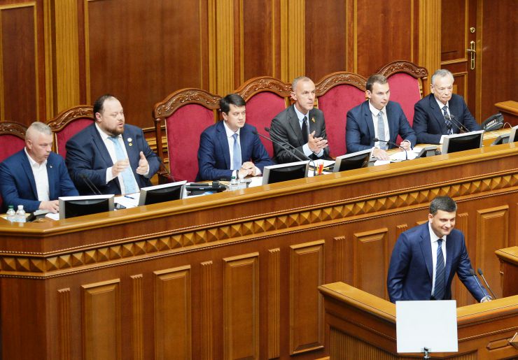 Перше засідання першої сесії Верховної Ради України дев’ятого скликання.

Головуючий повідомив, що для ведення пленарних засідань потрібно сформувати Тимчасову президію. Д.Разумков зазначив, що Тимчасова президія першої сесії складається із шести народних депутатів. До її складу входять Голова Підготовчої депутатської групи та по одному представникові від кожної політичної партії, між виборчими списками яких розподілено депутатські мандати.

Головою Верховної Ради України дев’ятого скликання обрано народного депутата Дмитра Разумкова. За це рішення проголосували 382 народних депутати.

Першим заступником Голови Верховної Ради дев'ятого скликання обрано члена фракції політичної партії 