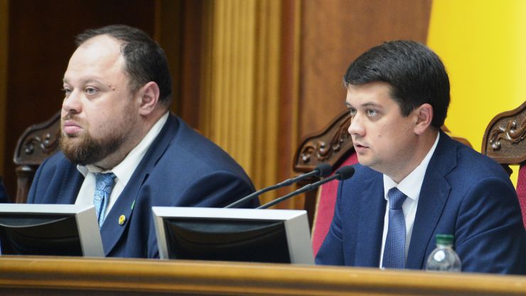 Перше засідання першої сесії Верховної Ради України дев’ятого скликання.

Головуючий повідомив, що для ведення пленарних засідань потрібно сформувати Тимчасову президію. Д.Разумков зазначив, що Тимчасова президія першої сесії складається із шести народних депутатів. До її складу входять Голова Підготовчої депутатської групи та по одному представникові від кожної політичної партії, між виборчими списками яких розподілено депутатські мандати.

Головою Верховної Ради України дев’ятого скликання обрано народного депутата Дмитра Разумкова. За це рішення проголосували 382 народних депутати.

Першим заступником Голови Верховної Ради дев'ятого скликання обрано члена фракції політичної партії 