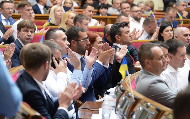 Перше засідання першої сесії Верховної Ради України дев’ятого скликання.

Головуючий повідомив, що для ведення пленарних засідань потрібно сформувати Тимчасову президію. Д.Разумков зазначив, що Тимчасова президія першої сесії складається із шести народних депутатів. До її складу входять Голова Підготовчої депутатської групи та по одному представникові від кожної політичної партії, між виборчими списками яких розподілено депутатські мандати.

Головою Верховної Ради України дев’ятого скликання обрано народного депутата Дмитра Разумкова. За це рішення проголосували 382 народних депутати.

Першим заступником Голови Верховної Ради дев'ятого скликання обрано члена фракції політичної партії 