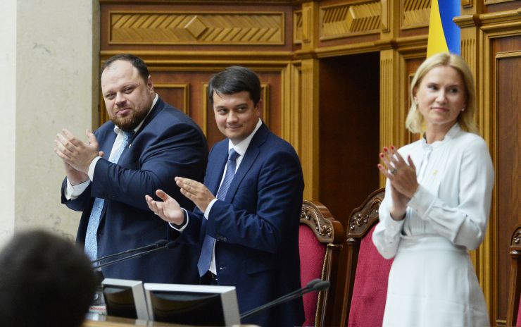 Перше засідання першої сесії Верховної Ради України дев’ятого скликання.
Головуючий повідомив, що для ведення пленарних засідань потрібно сформувати Тимчасову президію. Д.Разумков зазначив, що Тимчасова президія першої сесії складається із шести народних депутатів. До її складу входять Голова Підготовчої депутатської групи та по одному представникові від кожної політичної партії, між виборчими списками яких розподілено депутатські мандати.
Д.Разумков поінформував про персональний склад членів Тимчасової президії, визначений представниками політичних партій: Разумков Дмитро Олександрович – голова Підготовчої депутатської групи; Стефанчук Руслан Олексійович – від політичної партії 