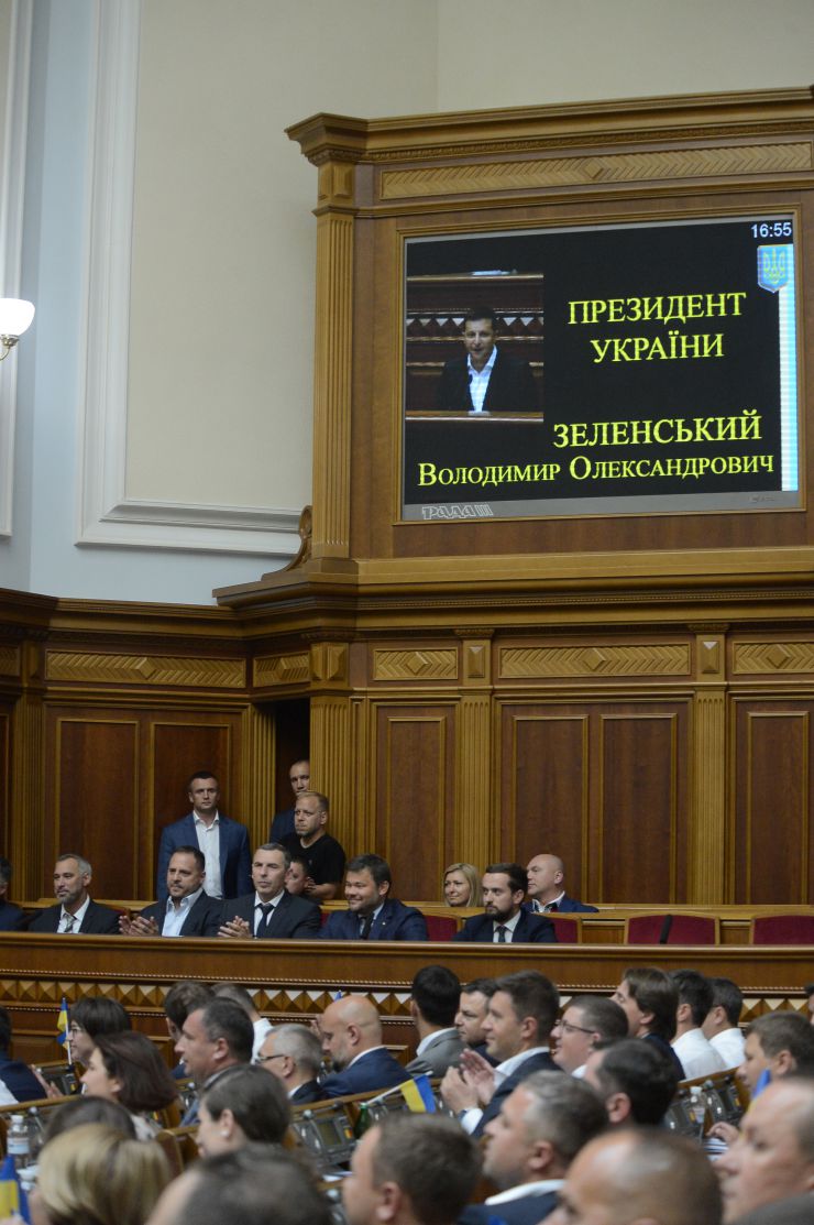 Перше засідання першої сесії Верховної Ради України дев’ятого скликання.
Головуючий повідомив, що для ведення пленарних засідань потрібно сформувати Тимчасову президію. Д.Разумков зазначив, що Тимчасова президія першої сесії складається із шести народних депутатів. До її складу входять Голова Підготовчої депутатської групи та по одному представникові від кожної політичної партії, між виборчими списками яких розподілено депутатські мандати.
Д.Разумков поінформував про персональний склад членів Тимчасової президії, визначений представниками політичних партій: Разумков Дмитро Олександрович – голова Підготовчої депутатської групи; Стефанчук Руслан Олексійович – від політичної партії 