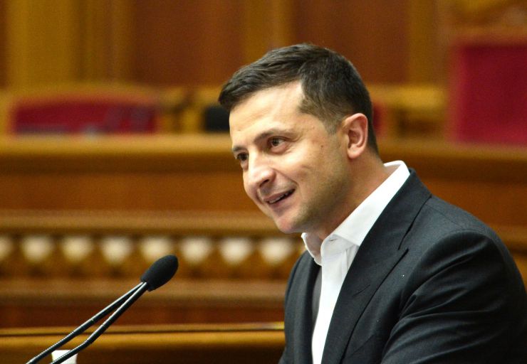 Перше засідання першої сесії Верховної Ради України дев’ятого скликання.
Головуючий повідомив, що для ведення пленарних засідань потрібно сформувати Тимчасову президію. Д.Разумков зазначив, що Тимчасова президія першої сесії складається із шести народних депутатів. До її складу входять Голова Підготовчої депутатської групи та по одному представникові від кожної політичної партії, між виборчими списками яких розподілено депутатські мандати.
Д.Разумков поінформував про персональний склад членів Тимчасової президії, визначений представниками політичних партій: Разумков Дмитро Олександрович – голова Підготовчої депутатської групи; Стефанчук Руслан Олексійович – від політичної партії 