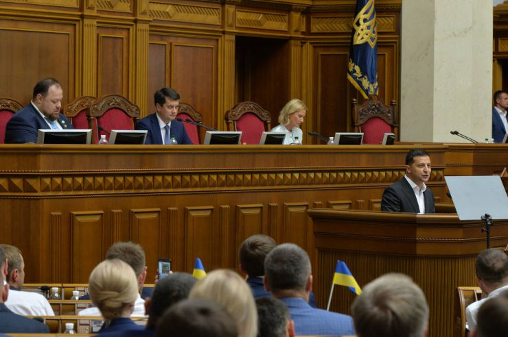 Перше засідання першої сесії Верховної Ради України дев’ятого скликання. 
Голова Верховної Ради оголосив, що у засіданні бере участь Президент України Володимир Зеленський.

Головуючий оголосив до розгляду питання про призначення Прем'єр-міністра України. 

Голова Верховної Ради повідомив, що до Президента України надійшло подання за підписом керівника депутатської фракції партії «Слуга народу» про призначення на посаду Прем'єр-міністра України Олексія Гончарука.

В.Зеленський підписав подання про призначення Олексія Гончарука на посаду Прем'єр-міністра України і пропонує народним депутатам підтримати це подання.

О.Гончарук виступив перед Верховною Радою. Зокрема, він розповів про своє бачення проблем економіки країни. Олена Кондратюк, зал ВР

