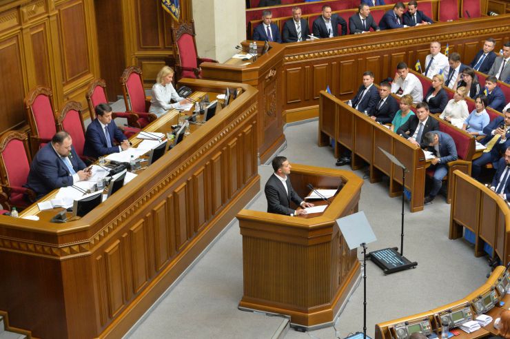 Перше засідання першої сесії Верховної Ради України дев’ятого скликання. 
Голова Верховної Ради оголосив, що у засіданні бере участь Президент України Володимир Зеленський.

Головуючий оголосив до розгляду питання про призначення Прем'єр-міністра України. 

Голова Верховної Ради повідомив, що до Президента України надійшло подання за підписом керівника депутатської фракції партії «Слуга народу» про призначення на посаду Прем'єр-міністра України Олексія Гончарука.

В.Зеленський підписав подання про призначення Олексія Гончарука на посаду Прем'єр-міністра України і пропонує народним депутатам підтримати це подання.

О.Гончарук виступив перед Верховною Радою. Зокрема, він розповів про своє бачення проблем економіки країни. Олена Кондратюк, зал ВР
