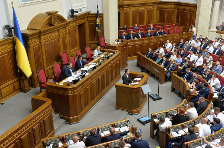 Перше засідання першої сесії Верховної Ради України дев’ятого скликання. 
Голова Верховної Ради оголосив, що у засіданні бере участь Президент України Володимир Зеленський.

Головуючий оголосив до розгляду питання про призначення Прем'єр-міністра України. 

Голова Верховної Ради повідомив, що до Президента України надійшло подання за підписом керівника депутатської фракції партії «Слуга народу» про призначення на посаду Прем'єр-міністра України Олексія Гончарука.

В.Зеленський підписав подання про призначення Олексія Гончарука на посаду Прем'єр-міністра України і пропонує народним депутатам підтримати це подання.

О.Гончарук виступив перед Верховною Радою. Зокрема, він розповів про своє бачення проблем економіки країни. Олена Кондратюк, зал ВР
