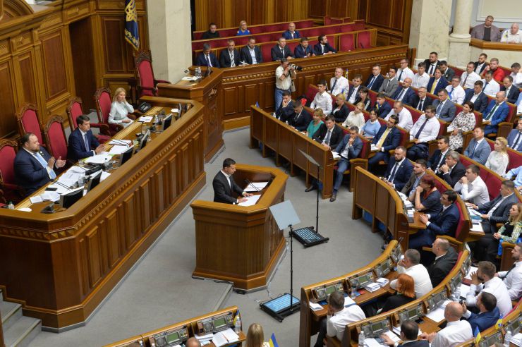 Перше засідання першої сесії Верховної Ради України дев’ятого скликання. 
Голова Верховної Ради оголосив, що у засіданні бере участь Президент України Володимир Зеленський.

Головуючий оголосив до розгляду питання про призначення Прем'єр-міністра України. 

Голова Верховної Ради повідомив, що до Президента України надійшло подання за підписом керівника депутатської фракції партії «Слуга народу» про призначення на посаду Прем'єр-міністра України Олексія Гончарука.

В.Зеленський підписав подання про призначення Олексія Гончарука на посаду Прем'єр-міністра України і пропонує народним депутатам підтримати це подання.

О.Гончарук виступив перед Верховною Радою. Зокрема, він розповів про своє бачення проблем економіки країни. Олена Кондратюк, зал ВР
