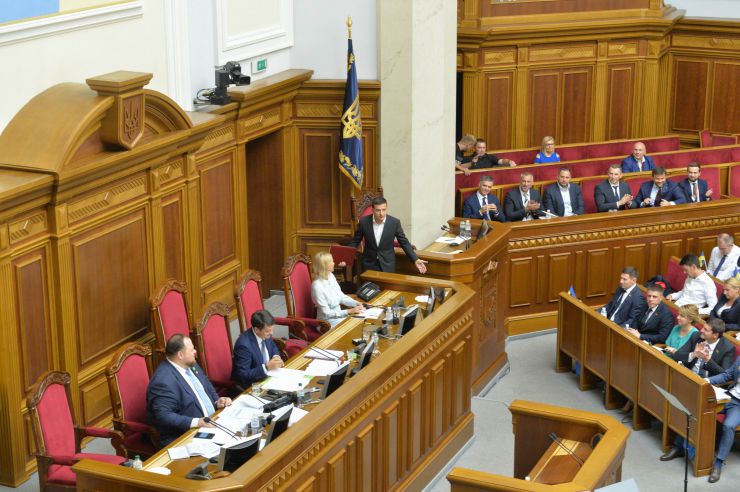 Перше засідання першої сесії Верховної Ради України дев’ятого скликання. 
Голова Верховної Ради оголосив, що у засіданні бере участь Президент України Володимир Зеленський.

Головуючий оголосив до розгляду питання про призначення Прем'єр-міністра України. 

Голова Верховної Ради повідомив, що до Президента України надійшло подання за підписом керівника депутатської фракції партії «Слуга народу» про призначення на посаду Прем'єр-міністра України Олексія Гончарука.

В.Зеленський підписав подання про призначення Олексія Гончарука на посаду Прем'єр-міністра України і пропонує народним депутатам підтримати це подання.

О.Гончарук виступив перед Верховною Радою. Зокрема, він розповів про своє бачення проблем економіки країни. Олена Кондратюк, зал ВР
