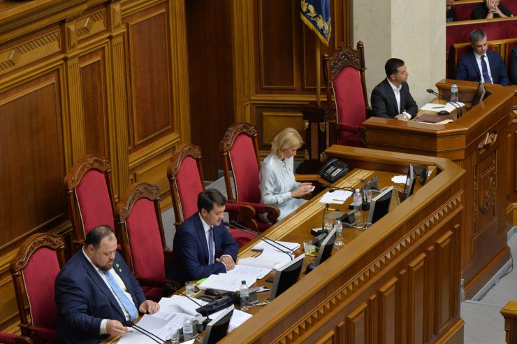 Перше засідання першої сесії Верховної Ради України дев’ятого скликання. 
Голова Верховної Ради оголосив, що у засіданні бере участь Президент України Володимир Зеленський.

Головуючий оголосив до розгляду питання про призначення Прем'єр-міністра України. 

Голова Верховної Ради повідомив, що до Президента України надійшло подання за підписом керівника депутатської фракції партії «Слуга народу» про призначення на посаду Прем'єр-міністра України Олексія Гончарука.

В.Зеленський підписав подання про призначення Олексія Гончарука на посаду Прем'єр-міністра України і пропонує народним депутатам підтримати це подання.

О.Гончарук виступив перед Верховною Радою. Зокрема, він розповів про своє бачення проблем економіки країни. Олена Кондратюк, зал ВР
