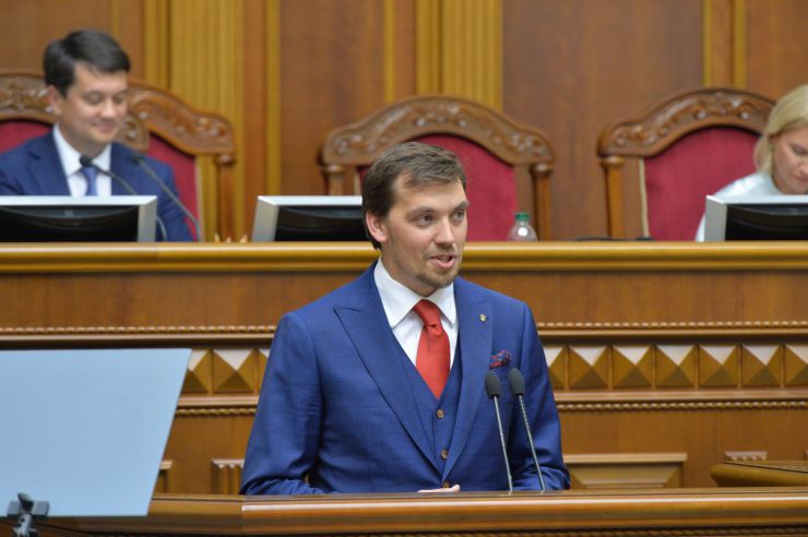 Перше засідання першої сесії Верховної Ради України дев’ятого скликання. 
Голова Верховної Ради оголосив, що у засіданні бере участь Президент України Володимир Зеленський.

Головуючий оголосив до розгляду питання про призначення Прем'єр-міністра України. 

Голова Верховної Ради повідомив, що до Президента України надійшло подання за підписом керівника депутатської фракції партії «Слуга народу» про призначення на посаду Прем'єр-міністра України Олексія Гончарука.

В.Зеленський підписав подання про призначення Олексія Гончарука на посаду Прем'єр-міністра України і пропонує народним депутатам підтримати це подання.

О.Гончарук виступив перед Верховною Радою. Зокрема, він розповів про своє бачення проблем економіки країни. Олена Кондратюк, зал ВР
