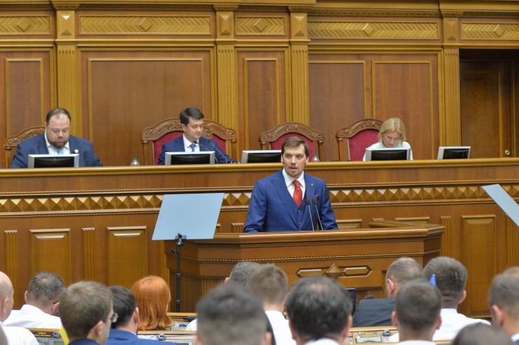 Перше засідання першої сесії Верховної Ради України дев’ятого скликання. 
Голова Верховної Ради оголосив, що у засіданні бере участь Президент України Володимир Зеленський.

Головуючий оголосив до розгляду питання про призначення Прем'єр-міністра України. 

Голова Верховної Ради повідомив, що до Президента України надійшло подання за підписом керівника депутатської фракції партії «Слуга народу» про призначення на посаду Прем'єр-міністра України Олексія Гончарука.

В.Зеленський підписав подання про призначення Олексія Гончарука на посаду Прем'єр-міністра України і пропонує народним депутатам підтримати це подання.

О.Гончарук виступив перед Верховною Радою. Зокрема, він розповів про своє бачення проблем економіки країни.

