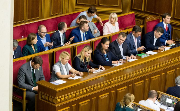 Перше засідання першої сесії Верховної Ради України дев’ятого скликання. Вечірнє засідання. Голова Верховної Ради оголосив, що у засіданні бере участь Президент України Володимир Зеленський.

Головуючий оголосив до розгляду питання про призначення Прем'єр-міністра України. 

Голова Верховної Ради повідомив, що до Президента України надійшло подання за підписом керівника депутатської фракції партії «Слуга народу» про призначення на посаду Прем'єр-міністра України Олексія Гончарука.

В.Зеленський підписав подання про призначення Олексія Гончарука на посаду Прем'єр-міністра України і пропонує народним депутатам підтримати це подання.
О.Гончарук виступив перед Верховною Радою. Зокрема, він розповів про своє бачення проблем економіки країни.

Верховна Рада України за поданням Прем’єр-міністра України затвердила Кабінет Міністрів України. За дане рішення проголосував 281 депутат.
Проект Постанови «Про призначення Баканова І.Г. на посаду Голови Служби безпеки України» (№1021) підтримали 319 народних депутатів.
Верховна Рада дала згоду на призначення Президентом України Р.Рябошапки на посаду Генерального прокурора. Дане рішення підтримали 312 народних депутатів.

