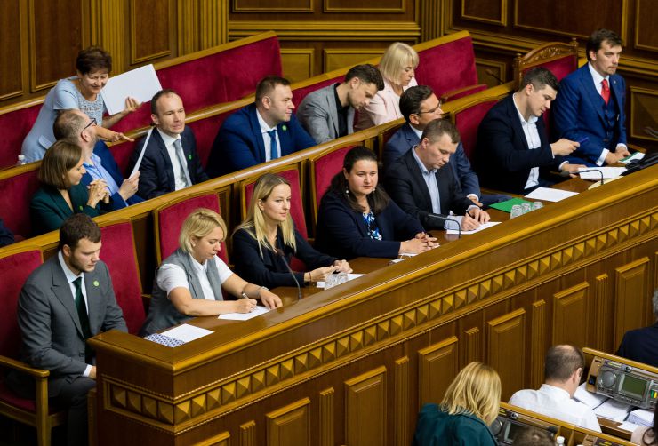 Перше засідання першої сесії Верховної Ради України дев’ятого скликання. Вечірнє засідання. Голова Верховної Ради оголосив, що у засіданні бере участь Президент України Володимир Зеленський.

Головуючий оголосив до розгляду питання про призначення Прем'єр-міністра України. 

Голова Верховної Ради повідомив, що до Президента України надійшло подання за підписом керівника депутатської фракції партії «Слуга народу» про призначення на посаду Прем'єр-міністра України Олексія Гончарука.

В.Зеленський підписав подання про призначення Олексія Гончарука на посаду Прем'єр-міністра України і пропонує народним депутатам підтримати це подання.
О.Гончарук виступив перед Верховною Радою. Зокрема, він розповів про своє бачення проблем економіки країни.

Верховна Рада України за поданням Прем’єр-міністра України затвердила Кабінет Міністрів України. За дане рішення проголосував 281 депутат.
Проект Постанови «Про призначення Баканова І.Г. на посаду Голови Служби безпеки України» (№1021) підтримали 319 народних депутатів.
Верховна Рада дала згоду на призначення Президентом України Р.Рябошапки на посаду Генерального прокурора. Дане рішення підтримали 312 народних депутатів.
