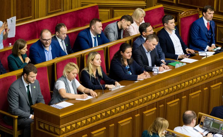 Перше засідання першої сесії Верховної Ради України дев’ятого скликання. Вечірнє засідання. Голова Верховної Ради оголосив, що у засіданні бере участь Президент України Володимир Зеленський.

Головуючий оголосив до розгляду питання про призначення Прем'єр-міністра України. 

Голова Верховної Ради повідомив, що до Президента України надійшло подання за підписом керівника депутатської фракції партії «Слуга народу» про призначення на посаду Прем'єр-міністра України Олексія Гончарука.

В.Зеленський підписав подання про призначення Олексія Гончарука на посаду Прем'єр-міністра України і пропонує народним депутатам підтримати це подання.
О.Гончарук виступив перед Верховною Радою. Зокрема, він розповів про своє бачення проблем економіки країни.

Верховна Рада України за поданням Прем’єр-міністра України затвердила Кабінет Міністрів України. За дане рішення проголосував 281 депутат.
Проект Постанови «Про призначення Баканова І.Г. на посаду Голови Служби безпеки України» (№1021) підтримали 319 народних депутатів.
Верховна Рада дала згоду на призначення Президентом України Р.Рябошапки на посаду Генерального прокурора. Дане рішення підтримали 312 народних депутатів.
