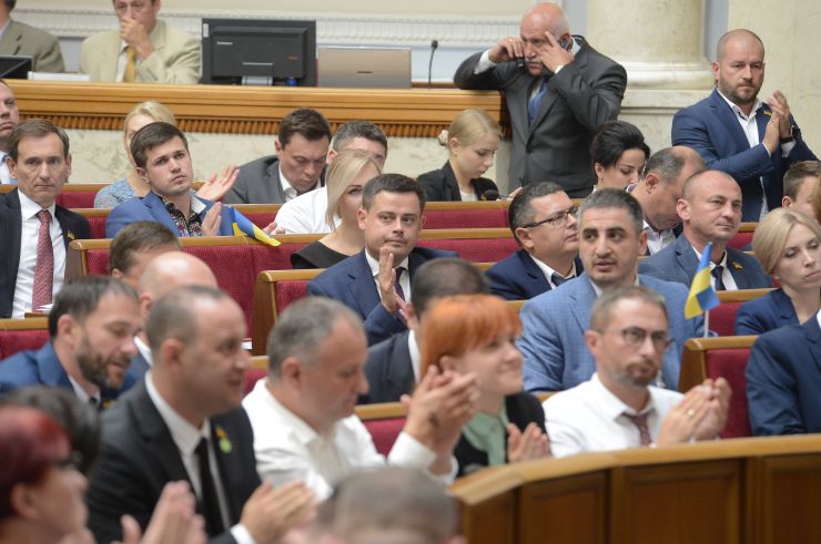 Перше засідання першої сесії Верховної Ради України дев’ятого скликання. Вечірнє засідання. Голова Верховної Ради оголосив, що у засіданні бере участь Президент України Володимир Зеленський.

Головуючий оголосив до розгляду питання про призначення Прем'єр-міністра України. 

Голова Верховної Ради повідомив, що до Президента України надійшло подання за підписом керівника депутатської фракції партії «Слуга народу» про призначення на посаду Прем'єр-міністра України Олексія Гончарука.

В.Зеленський підписав подання про призначення Олексія Гончарука на посаду Прем'єр-міністра України і пропонує народним депутатам підтримати це подання.
О.Гончарук виступив перед Верховною Радою. Зокрема, він розповів про своє бачення проблем економіки країни.

Верховна Рада України за поданням Прем’єр-міністра України затвердила Кабінет Міністрів України. За дане рішення проголосував 281 депутат.
Проект Постанови «Про призначення Баканова І.Г. на посаду Голови Служби безпеки України» (№1021) підтримали 319 народних депутатів.
Верховна Рада дала згоду на призначення Президентом України Р.Рябошапки на посаду Генерального прокурора. Дане рішення підтримали 312 народних депутатів.
