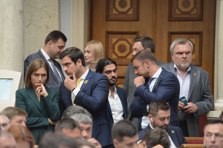 Перше засідання першої сесії Верховної Ради України дев’ятого скликання. Вечірнє засідання. Голова Верховної Ради оголосив, що у засіданні бере участь Президент України Володимир Зеленський.

Головуючий оголосив до розгляду питання про призначення Прем'єр-міністра України. 

Голова Верховної Ради повідомив, що до Президента України надійшло подання за підписом керівника депутатської фракції партії «Слуга народу» про призначення на посаду Прем'єр-міністра України Олексія Гончарука.

В.Зеленський підписав подання про призначення Олексія Гончарука на посаду Прем'єр-міністра України і пропонує народним депутатам підтримати це подання.
О.Гончарук виступив перед Верховною Радою. Зокрема, він розповів про своє бачення проблем економіки країни.

Верховна Рада України за поданням Прем’єр-міністра України затвердила Кабінет Міністрів України. За дане рішення проголосував 281 депутат.
Проект Постанови «Про призначення Баканова І.Г. на посаду Голови Служби безпеки України» (№1021) підтримали 319 народних депутатів.
Верховна Рада дала згоду на призначення Президентом України Р.Рябошапки на посаду Генерального прокурора. Дане рішення підтримали 312 народних депутатів.
