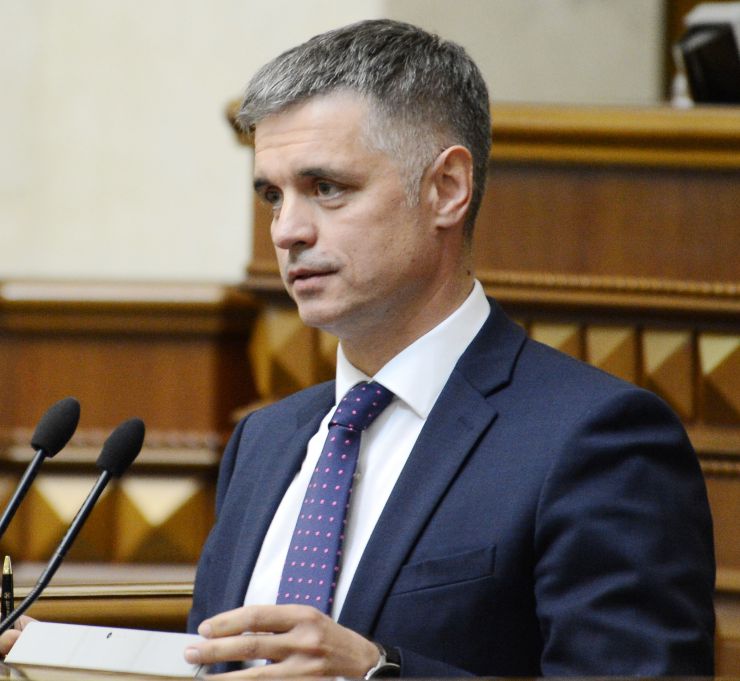 Перше засідання першої сесії Верховної Ради України дев’ятого скликання. Вечірнє засідання. Голова Верховної Ради оголосив, що у засіданні бере участь Президент України Володимир Зеленський. Міністр закордонних справ Вадим Пристайко

Головуючий оголосив до розгляду питання про призначення Прем'єр-міністра України. 

Голова Верховної Ради повідомив, що до Президента України надійшло подання за підписом керівника депутатської фракції партії «Слуга народу» про призначення на посаду Прем'єр-міністра України Олексія Гончарука.

В.Зеленський підписав подання про призначення Олексія Гончарука на посаду Прем'єр-міністра України і пропонує народним депутатам підтримати це подання.
О.Гончарук виступив перед Верховною Радою. Зокрема, він розповів про своє бачення проблем економіки країни.

Верховна Рада України за поданням Прем’єр-міністра України затвердила Кабінет Міністрів України. За дане рішення проголосував 281 депутат.
Проект Постанови «Про призначення Баканова І.Г. на посаду Голови Служби безпеки України» (№1021) підтримали 319 народних депутатів.
Верховна Рада дала згоду на призначення Президентом України Р.Рябошапки на посаду Генерального прокурора. Дане рішення підтримали 312 народних депутатів.
