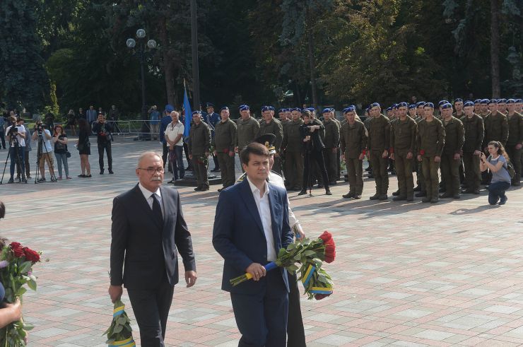 Голова Верховної Ради України Дмитро Разумков взяв участь у церемонії вшанування пам’яті військовослужбовців, які загинули 31 серпня 2015 р. під час несення служби під стінами Верховної Ради України (м. Київ, вул. Грушевського, 5, Площа Конституції).