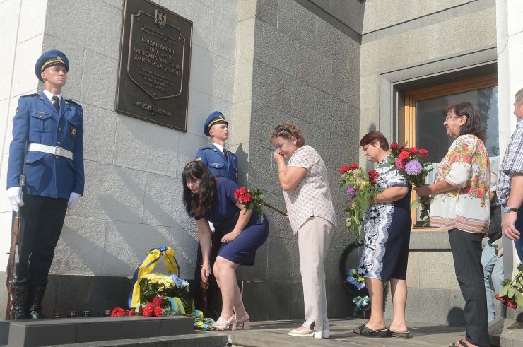 Голова Верховної Ради України Дмитро Разумков взяв участь у церемонії вшанування пам’яті військовослужбовців, які загинули 31 серпня 2015 р. під час несення служби під стінами Верховної Ради України (м. Київ, вул. Грушевського, 5, Площа Конституції).