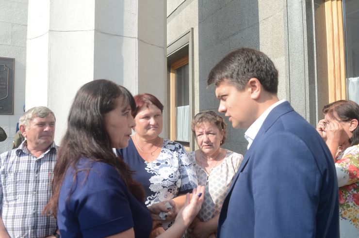 Голова Верховної Ради України Дмитро Разумков взяв участь у церемонії вшанування пам’яті військовослужбовців, які загинули 31 серпня 2015 р. під час несення служби під стінами Верховної Ради України (м. Київ, вул. Грушевського, 5, Площа Конституції).
