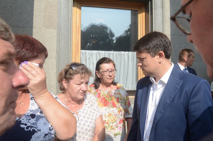 Голова Верховної Ради України Дмитро Разумков взяв участь у церемонії вшанування пам’яті військовослужбовців, які загинули 31 серпня 2015 р. під час несення служби під стінами Верховної Ради України (м. Київ, вул. Грушевського, 5, Площа Конституції).