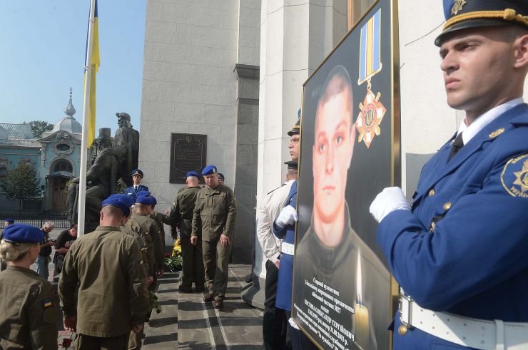 Голова Верховної Ради України Дмитро Разумков взяв участь у церемонії вшанування пам’яті військовослужбовців, які загинули 31 серпня 2015 р. під час несення служби під стінами Верховної Ради України (м. Київ, вул. Грушевського, 5, Площа Конституції).